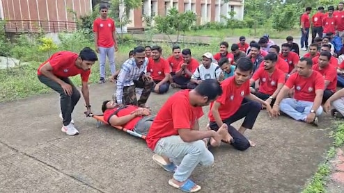 बार&zwj;िश के बीच बुरहानपुर में 150 'आपदा मित्र' तैयार, 12 लड़कियों ने भी ली ट्रेनिंग; बाढ़-भूकंप में बचाएंगे जाने
