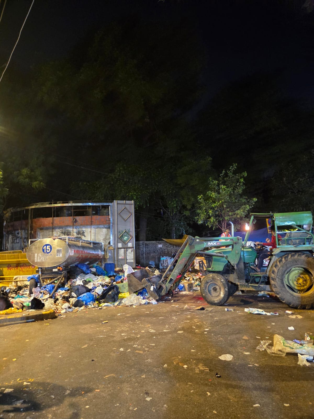 दिल्ली पुलिस अपने साथ MCD के कर्मचारियों को लेकर आई थी, आंदोलन के हर निशान को रात में साफ कर दिया गया (फोटो- एनडीटीवी) दिल्ली पुलिस अपने साथ MCD के कर्मचारियों को लेकर आई थी, आंदोलन के हर निशान को रात में साफ कर दिया गया (फोटो- एनडीटीवी)