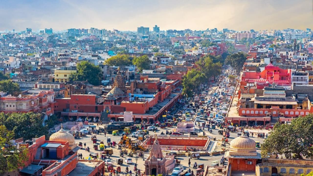 शुरुआती चरण में त्रिमूर्ति सर्किल, रामबाग सर्किल समेत 8 चौराहों पर सिस्टम लगाया जाएगा.