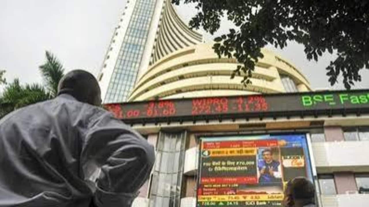 अप्रैल 2026 में देश में 26.11 लाख वाहन बिके. यह अप्रैल महीने में अब तक की सबसे अधिक बिक्री है. अप्रैल 2026 में देश में 26.11 लाख वाहन बिके. यह अप्रैल महीने में अब तक की सबसे अधिक बिक्री है.