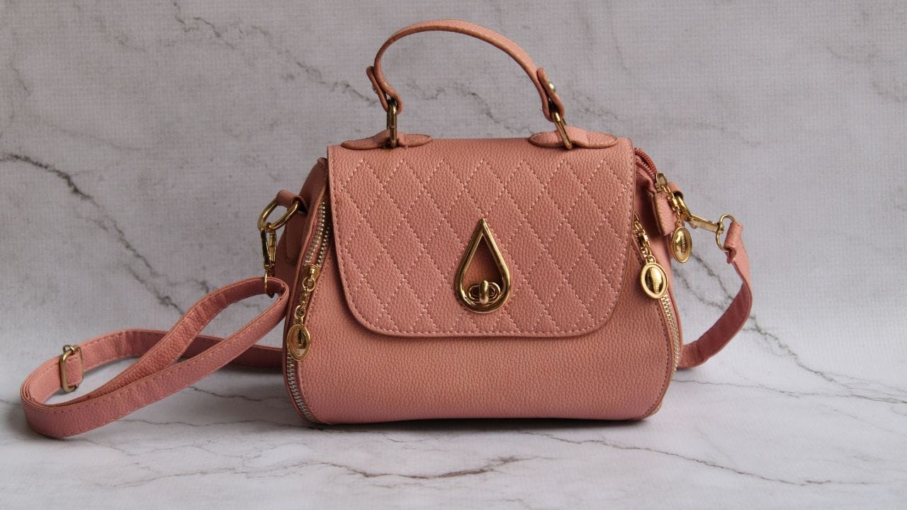 एथनिक हो या वेस्‍टर्न, हर आउटफिट पर सूट करते हैं ये Sling Bag, दाम कर देंगे खरीदने पर मजबूर