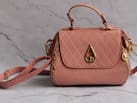 एथनिक हो या वेस्‍टर्न, हर आउटफिट पर सूट करते हैं ये Sling Bag, दाम कर देंगे खरीदने पर मजबूर