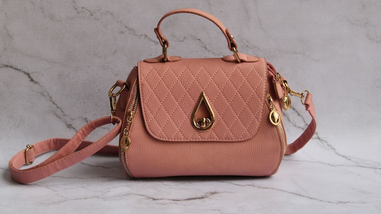 एथनिक हो या वेस्&zwj;टर्न, हर आउटफिट पर सूट करते हैं ये Sling Bag, दाम कर देंगे खरीदने पर मजबूर