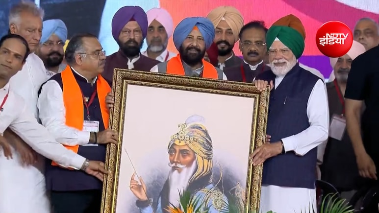 पीएम मोदी ने संत रविदास एक्सप्रेस ट्रेन को दिखाई हरी झंडी, जानें ट्रेन की रूट- शेड्यूल और समय