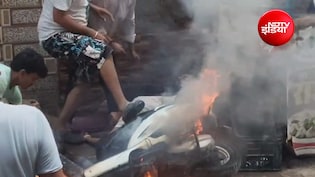 नोएडा में टूटी हाईटेंशन लाइन; 5 लोग झुलसे, एक की हालत गंभीर, स्कूटी में लगी आग