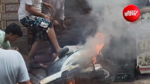 नोएडा में टूटी हाईटेंशन लाइन; 5 लोग झुलसे, एक की हालत गंभीर, स्कूटी में लगी आग
