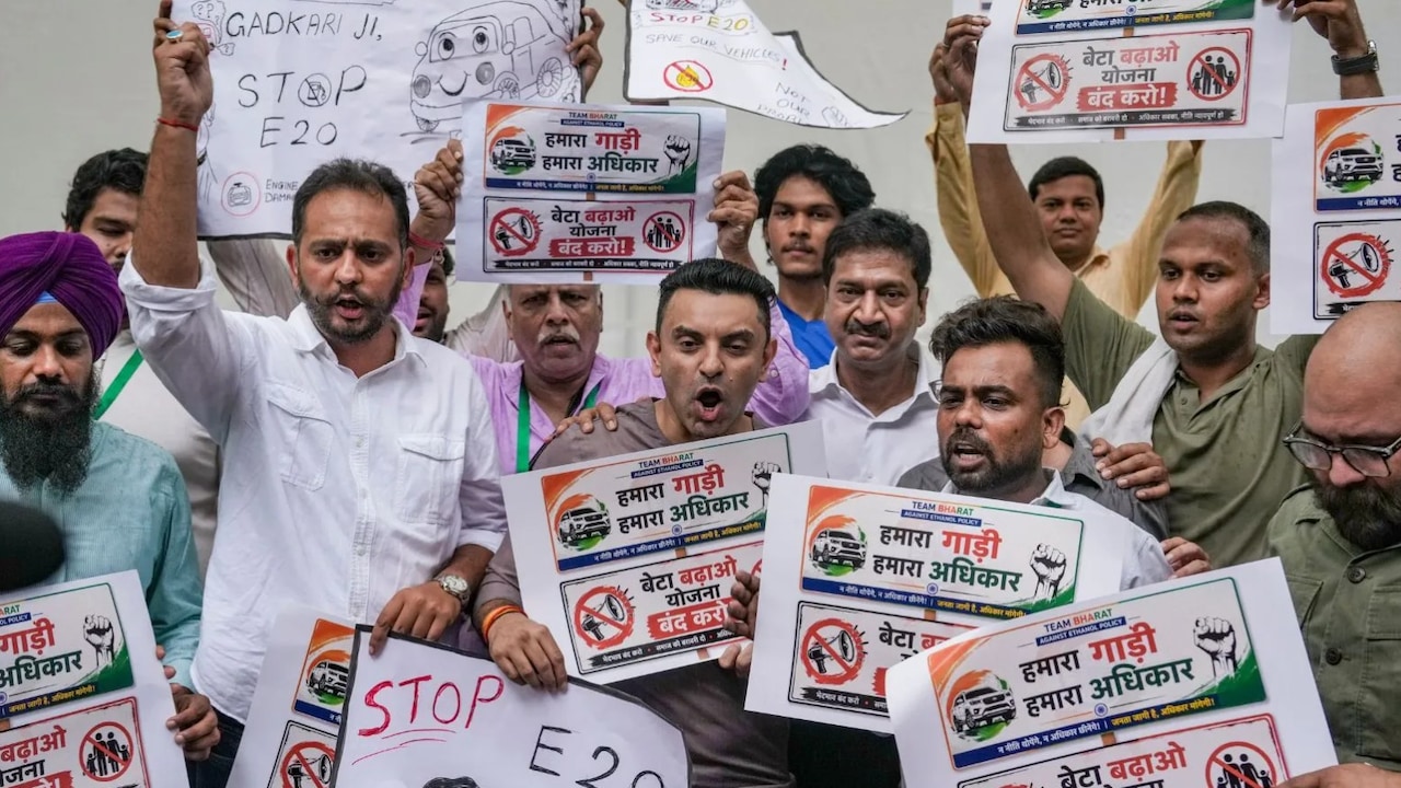 20% इथेनॉल ब्लेंडिंग पॉलिसी के विरोध में तहसीन पूनावाला समेत अन्य लोगों का विरोध प्रदर्शन 20% इथेनॉल ब्लेंडिंग पॉलिसी के विरोध में तहसीन पूनावाला समेत अन्य लोगों का विरोध प्रदर्शन