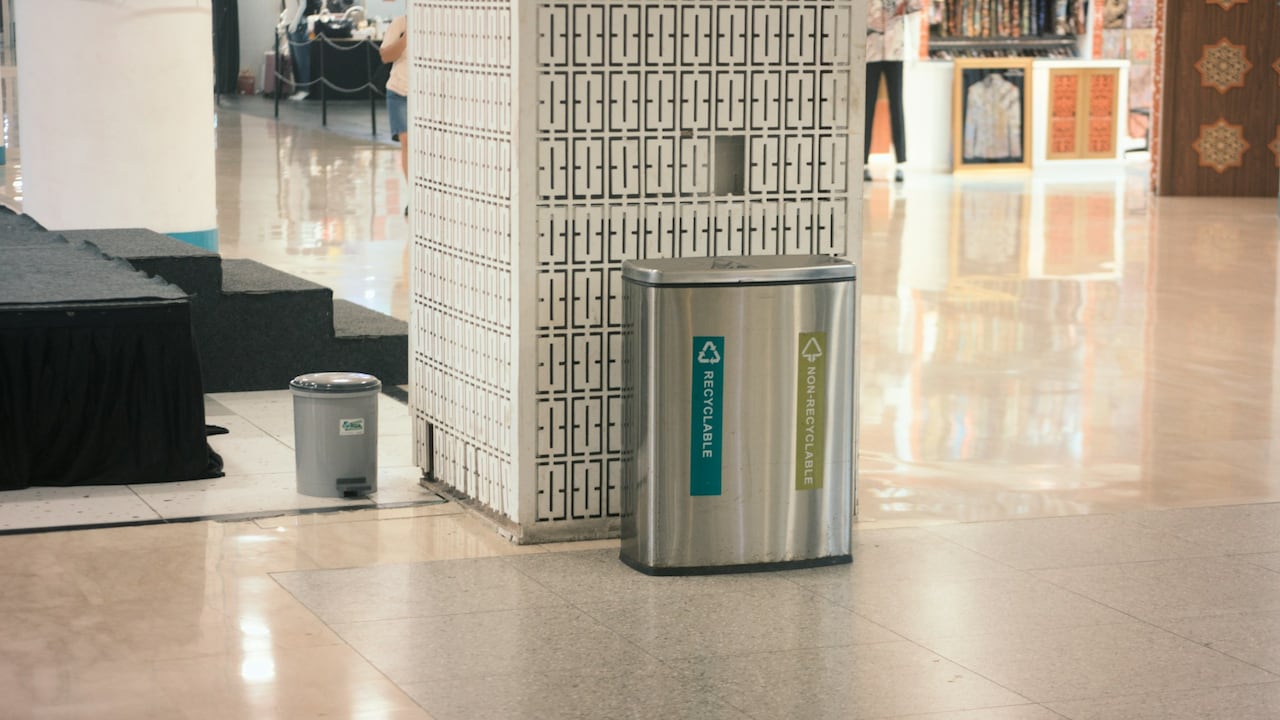What features make smart dustbins more hygienic What features make smart dustbins more hygienic