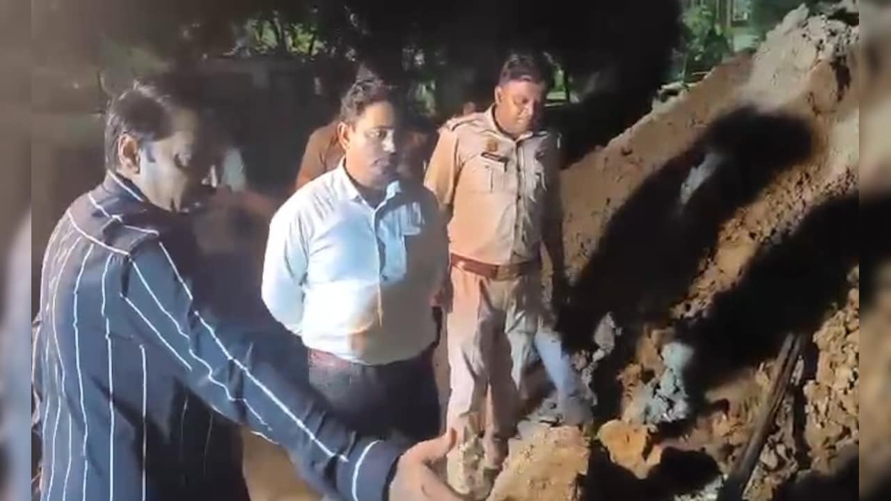 ग्रेटर नोएडा में डिप्टी प्रिंसिपल के 6 साल के बेटे की प्राधिकरण की ओर से खोदे गए गड्ढे में गिरकर मौत