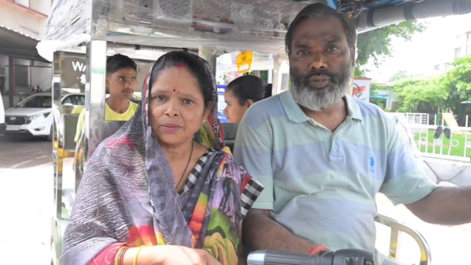 ई-रिक्शा मिलने से खुशी के माता पिता भी हुए खुश. 