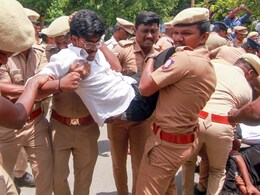 NEET Protest: आंदोलनादरम्यान पोलिसांनी ताब्यात घेतले तर घाबरू नका! जाणून घ्या तुमचे संविधानात्मक हक्क