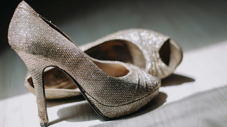 Heels ऐसी कि मुड़-मुड़ कर देखने को सब हो जाएंगे मजबूर, &nbsp;दाम हैं केवल ₹999 के अंदर