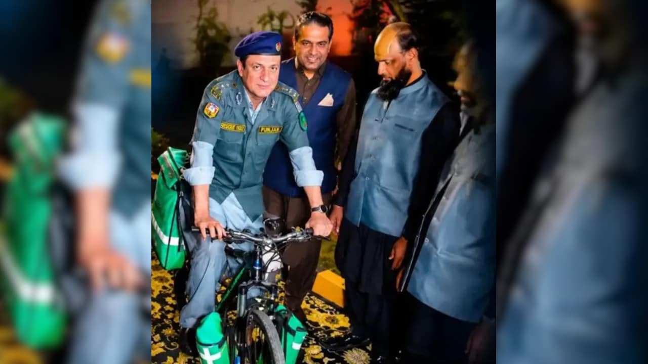 पाकिस्तान की साइकिल एंबुलेंस का उड़ा मजाक, सोशल मीडिया पर लोग जमकर ले रहे हैं मौज