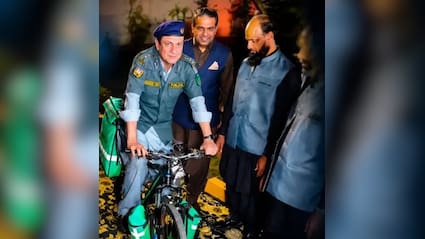पाकिस्तान की साइकिल एंबुलेंस का उड़ा मजाक, सोशल मीडिया पर लोग जमकर ले रहे हैं मौज