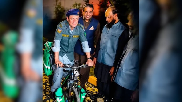 पाकिस्तान की साइकिल एंबुलेंस का उड़ा मजाक, सोशल मीडिया पर लोग जमकर ले रहे हैं मौज