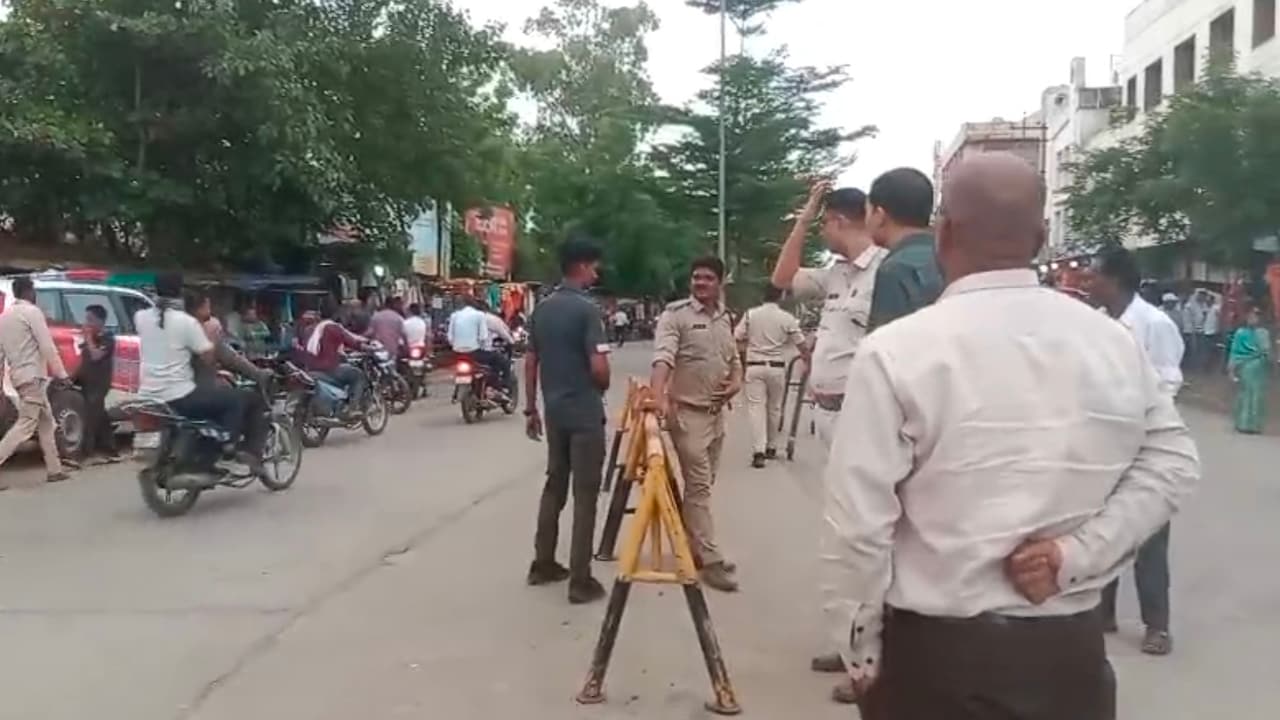 टावर के नीचे खड़ी पुलिस. टावर के नीचे खड़ी पुलिस.