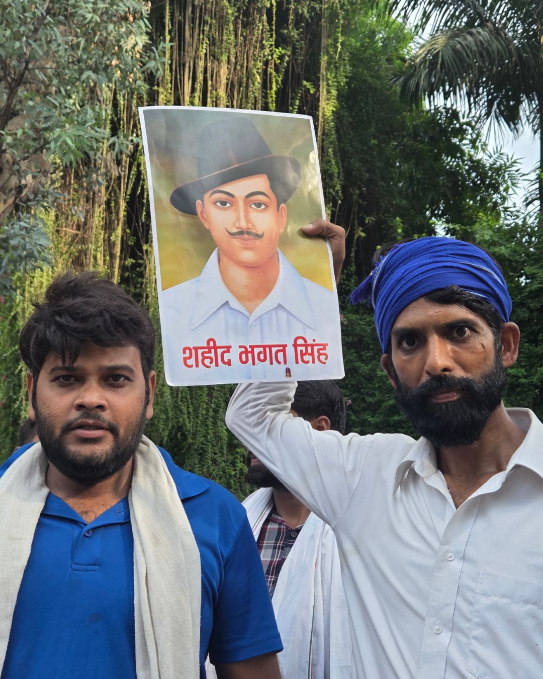 श्यामलाल जाटव (दाएं) मजदूर हैं और वह भगत सिंह का पोस्टर लेकर जंतर-मंतर आए थे (फोटो- एनडीटवी)