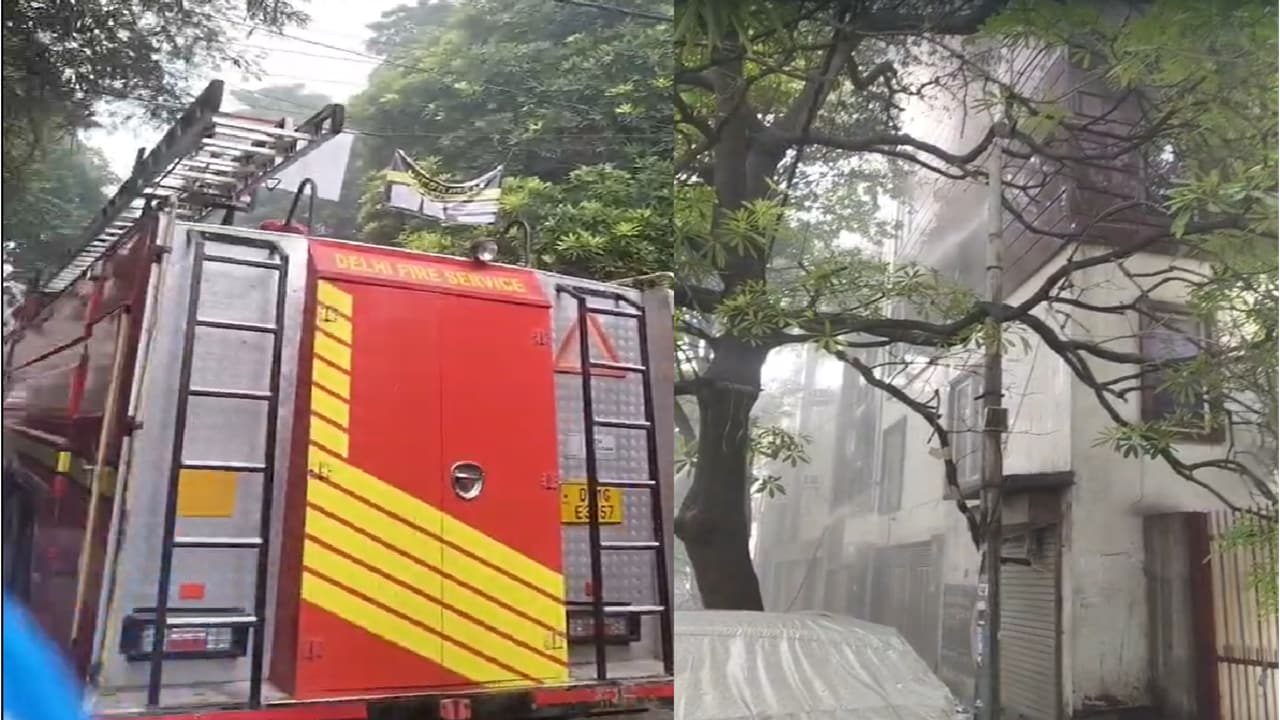 Karol Bagh Fire: पीजी का आग बुझते फायर बिग्रेड़ के कर्मचारी Karol Bagh Fire: पीजी का आग बुझते फायर बिग्रेड़ के कर्मचारी