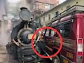 कॉन्फिडेंस हो तो ऐसा! टॉय ट्रेन से टक्कर के बाद ड्राइवर का अजीबोगरीब दावा, वीडियो देख लोगों ने ली मौज
