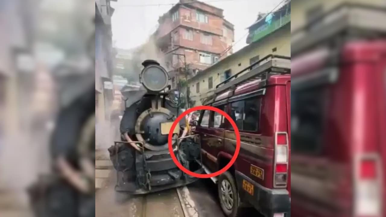 कॉन्फिडेंस हो तो ऐसा! टॉय ट्रेन से टक्कर के बाद ड्राइवर का अजीबोगरीब दावा, वीडियो देख लोगों ने ली मौज