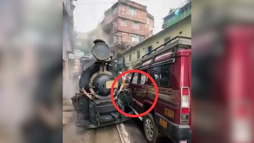कॉन्फिडेंस हो तो ऐसा! टॉय ट्रेन से टक्कर के बाद ड्राइवर का अजीबोगरीब दावा, वीडियो देख लोगों ने ली मौज