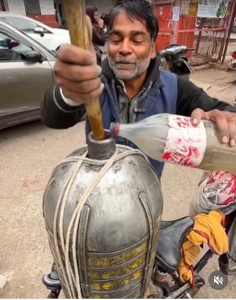 सड़क किनारे हाइड्रोजन गैस बना रहा गुब्बारे बेचने वाला शख्स सड़क किनारे हाइड्रोजन गैस बना रहा गुब्बारे बेचने वाला शख्स