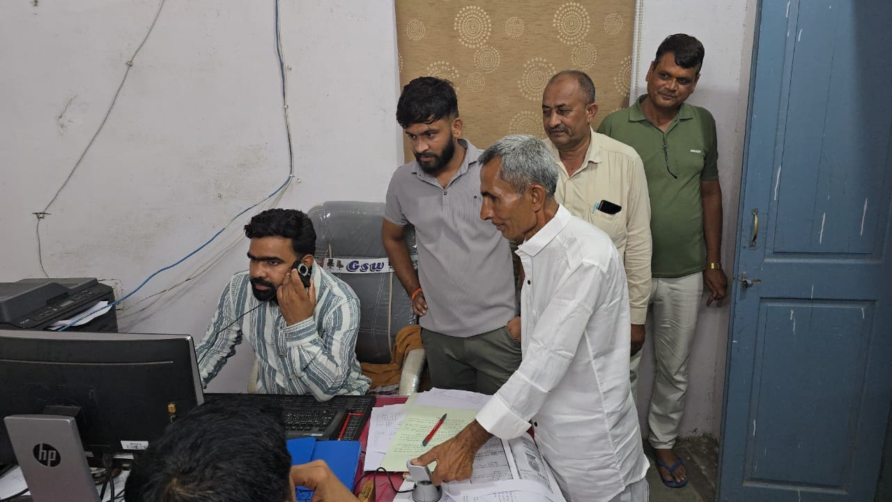 सांवलिया सेठ को जमीन की रजिस्ट्री कराते अमरजी गौतम. सांवलिया सेठ को जमीन की रजिस्ट्री कराते अमरजी गौतम.