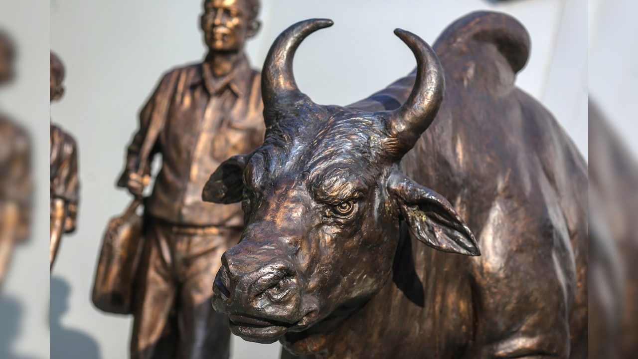 AI Rally Cools: Global Investors Seek Safe Haven, Pivot To Indian Equities