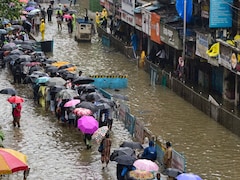 मुंबई में आफत की बारिश! पेड़ गिरने से 11 साल की बच्ची की मौत, मैनहोल में गिरा शख्स