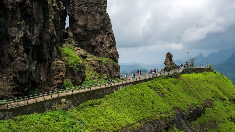 Malshej Ghat: माळशेज घाट वाहतुकीसाठी बंद! पर्यायी मार्गावर खड्ड्यांचे साम्राज्य; प्रवासी हैराण