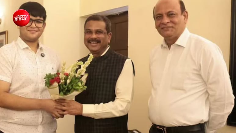धर्मेंद्र प्रधान ने NEET AIR 2 पंशुल बंसल से की मुलाकात, शेयर की फोटो