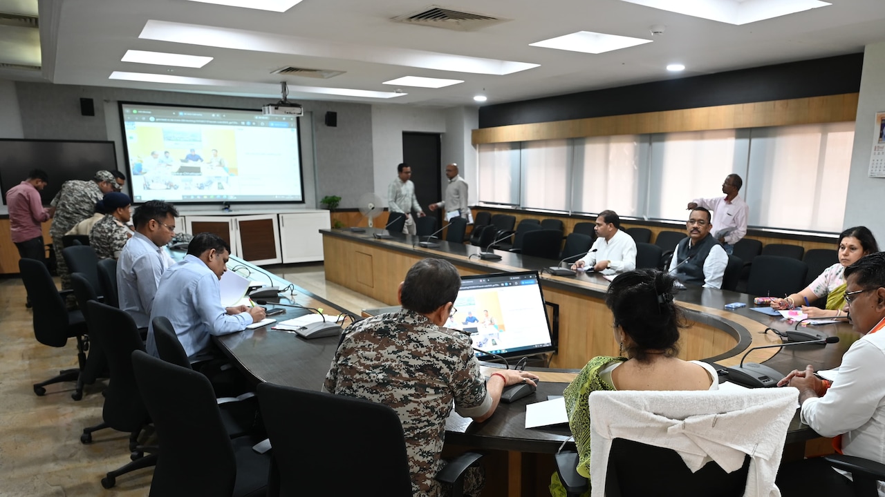 छत्तीसगढ़ के उप मुख्यमंत्री विजय शर्मा ने मंत्रालय में ली पुलिस विभाग की समीक्षा बैठक.