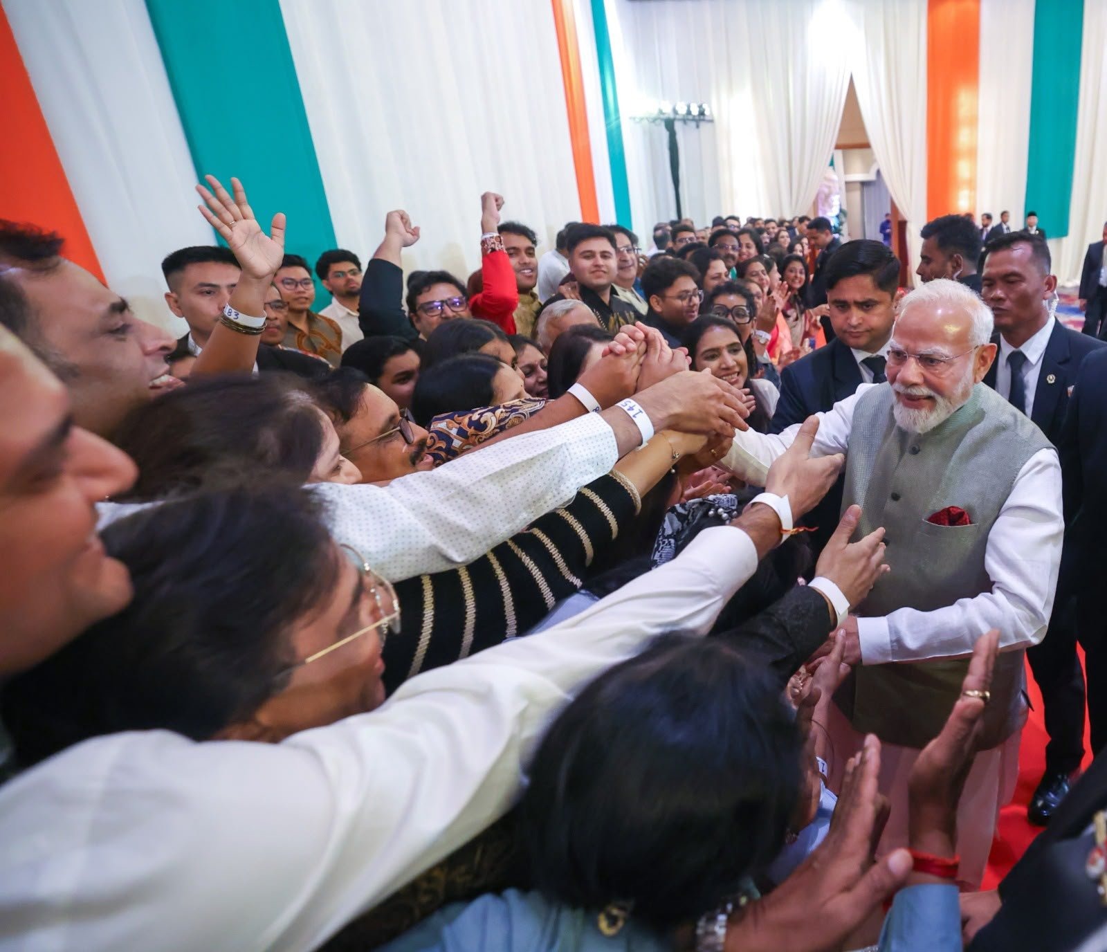 पीएम मोदी इंडोनेशिया में लोगों से मिले.