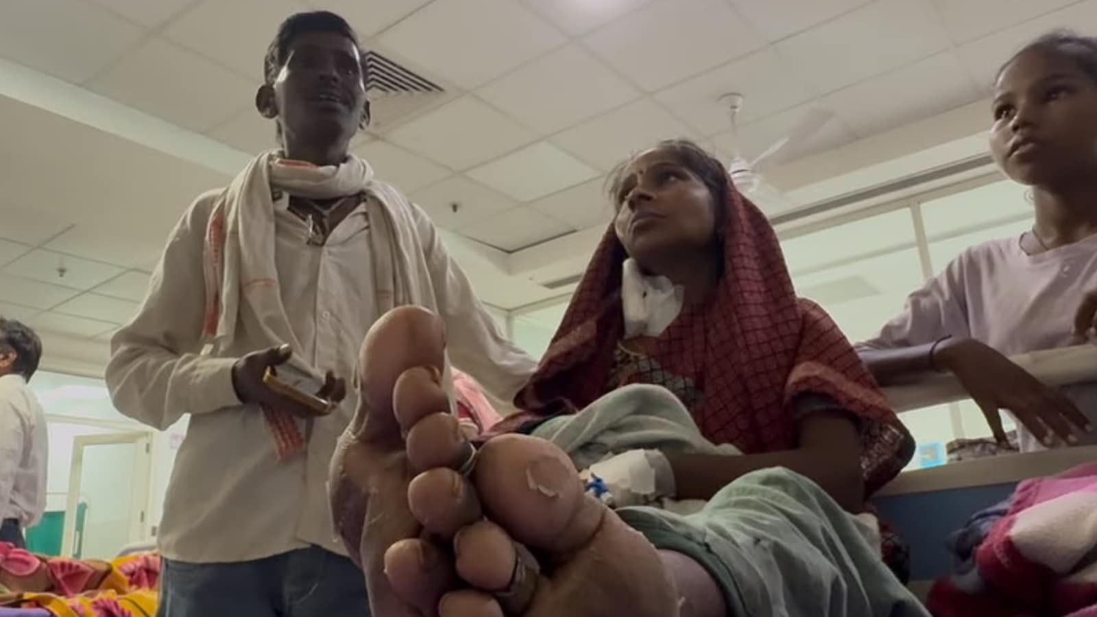कोटा के सुपर स्पेशलिटी हॉस्पिटल में सुशीला समेत कई महिलाएं का डायलिसिस किया जा रहा है. कोटा के सुपर स्पेशलिटी हॉस्पिटल में सुशीला समेत कई महिलाएं का डायलिसिस किया जा रहा है.