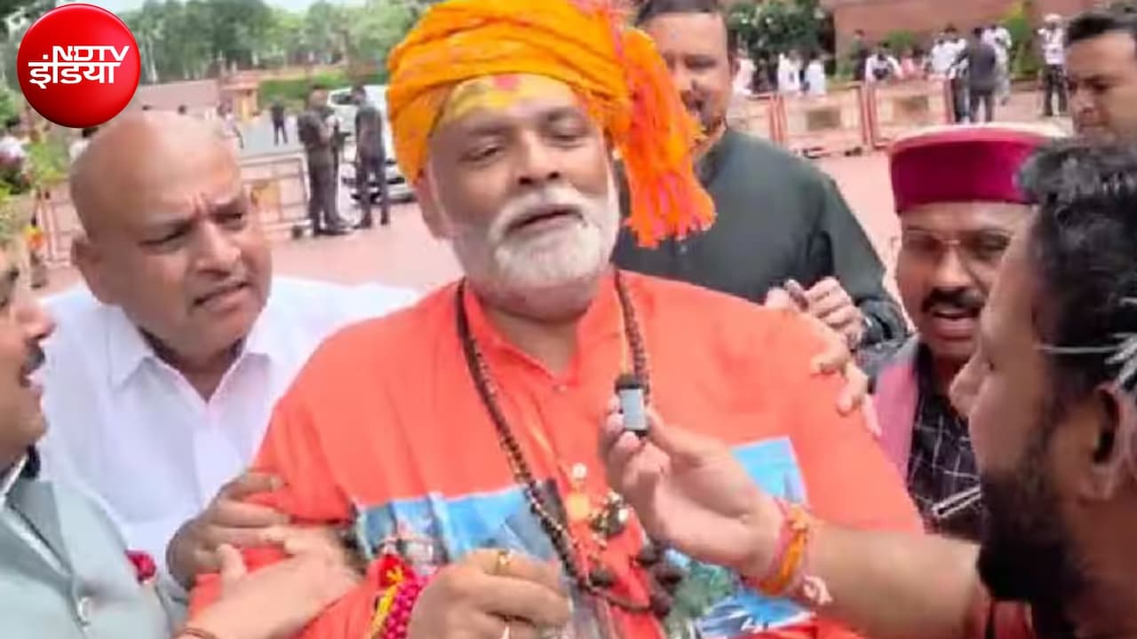 संसद भवन के बाहर पप्पू के साधु भेष पर नाराज हुए संत, बताया सनातन का अपमान