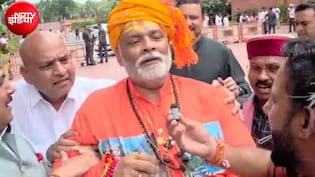 संसद भवन के बाहर पप्पू के साधु भेष पर नाराज हुए संत, बताया सनातन का अपमान