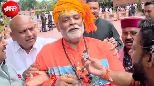 संसद भवन के बाहर पप्पू के साधु भेष पर नाराज हुए संत, बताया सनातन का अपमान