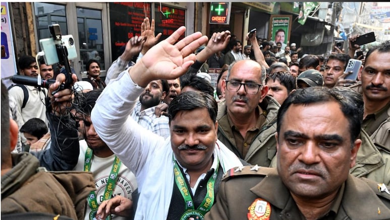 'कसाई बन गए थे...', दिल्ली पुलिस ने IB ऑफिसर की हत्या के दोषी ताहिर हुसैन के लिए मांगी मौत की सजा