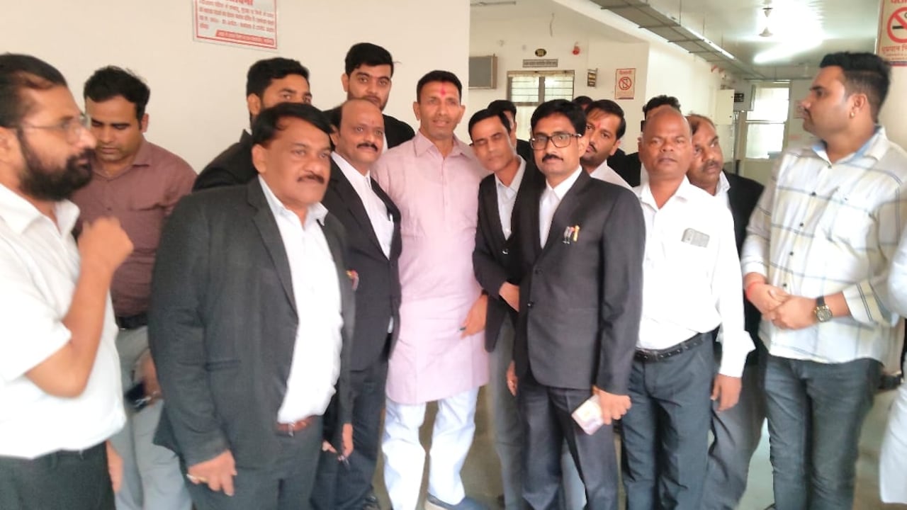 Jeetu patwari surrenders in gwalior mp mla court: ग्वालियर कोर्ट में वकीलों के साथ एमपी कांग्रेस अध्यक्ष जीजू पटवारी. Jeetu patwari surrenders in gwalior mp mla court: ग्वालियर कोर्ट में वकीलों के साथ एमपी कांग्रेस अध्यक्ष जीजू पटवारी.
