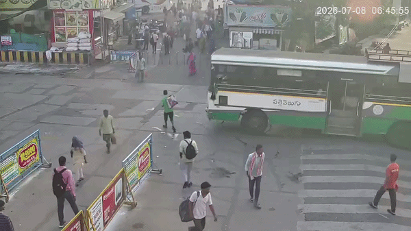 शख्स ने जेब से मोबाइल निकालकर देखा, इतने में सामने से आ गई मौत, VIDEO डरा देगा
