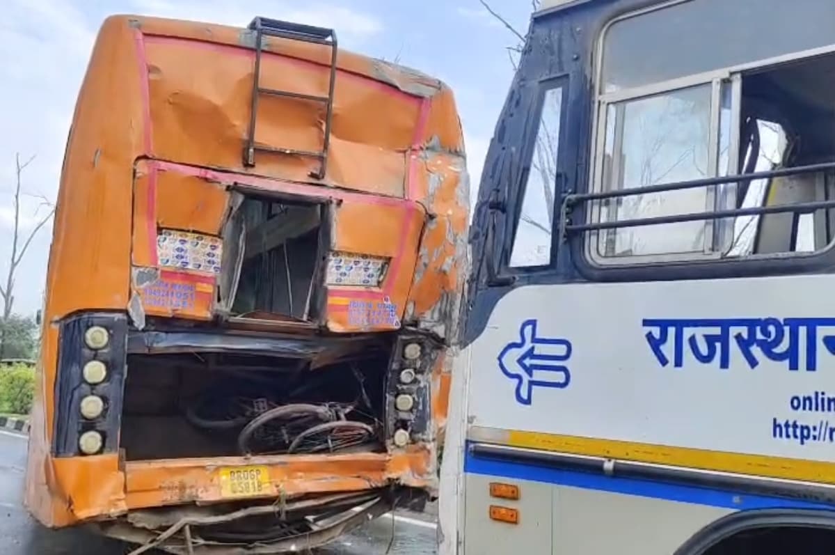 रोडवेज का अगला हिस्सा बुरी तरह क्षतिग्रस्त हो गया. 