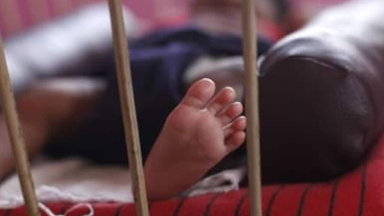 गले में मूंगफली फंसने से 3 साल के बच्चे की मौत, परिवार पर टूटा दुखों का पहाड़; ऐसी स्थिति में क्या करना चाहिए?