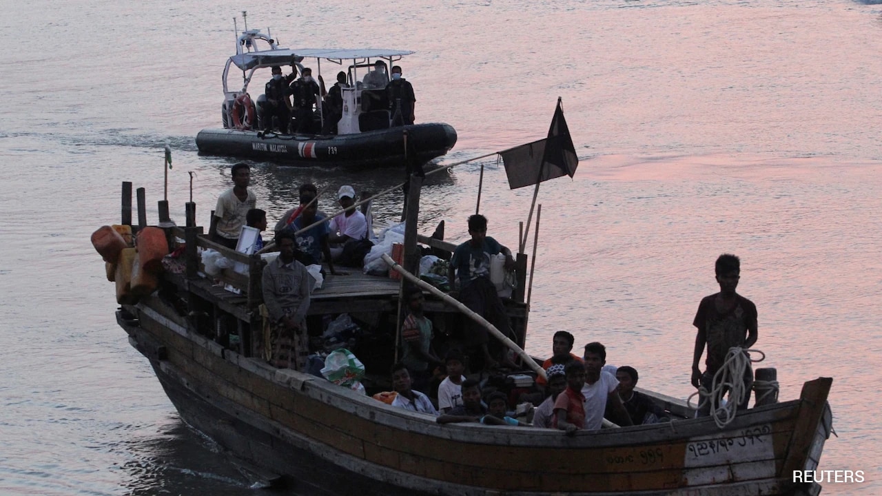 म्यांमार तट पर दो नावों के डूबने से भारी तबाही: 500 से अधिक लोगों के मारे जाने की आशंका