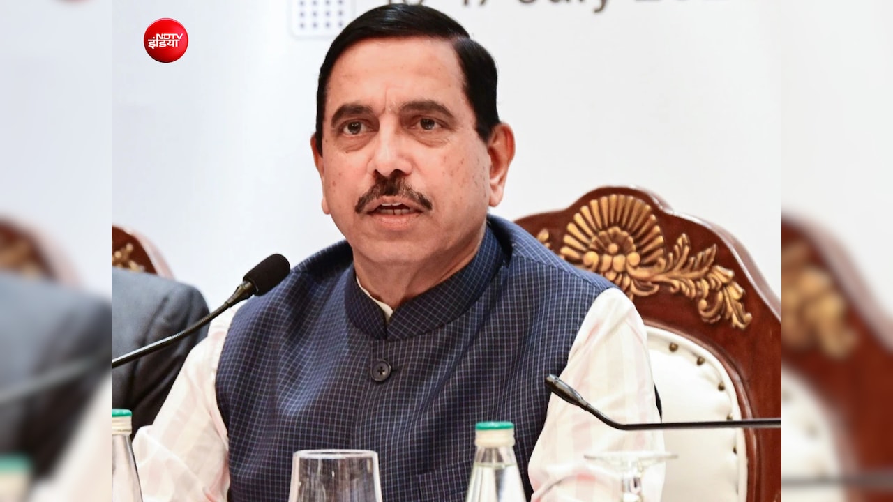 प्रह्लाद जोशी बने नए शिक्षा मंत्री, जानिए एजुकेशन मिनिस्टर को कितनी मिलती है सैलरी और सरकारी सुविधाएं