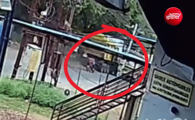 VIDEO: ओवरटेक करने के चक्कर में गई जान, पिता-बेटे की मौके पर मौत, मां गंभीर घायल
