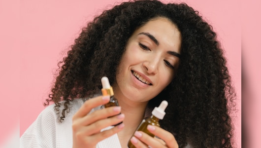बालों में बढ़ गया है Frizz? घर बैठे जानें इसे कंट्रोल करने के आसान तरीके और देखें Hair Serums की बेस्ट डील्स