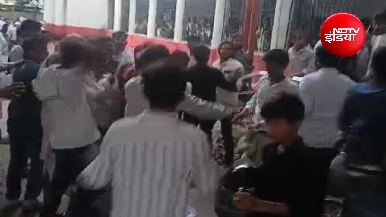 Muzaffarpur Court Clash: कोर्ट परिसर में मचा हंगामा Muzaffarpur Court Clash: कोर्ट परिसर में मचा हंगामा