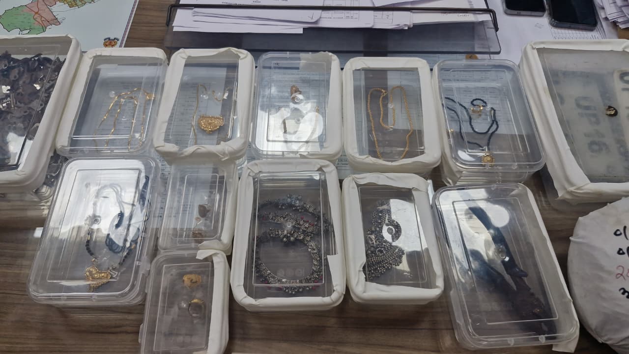 Greater Noida Theft Case: चोर के पास से बरामद जेवरात
