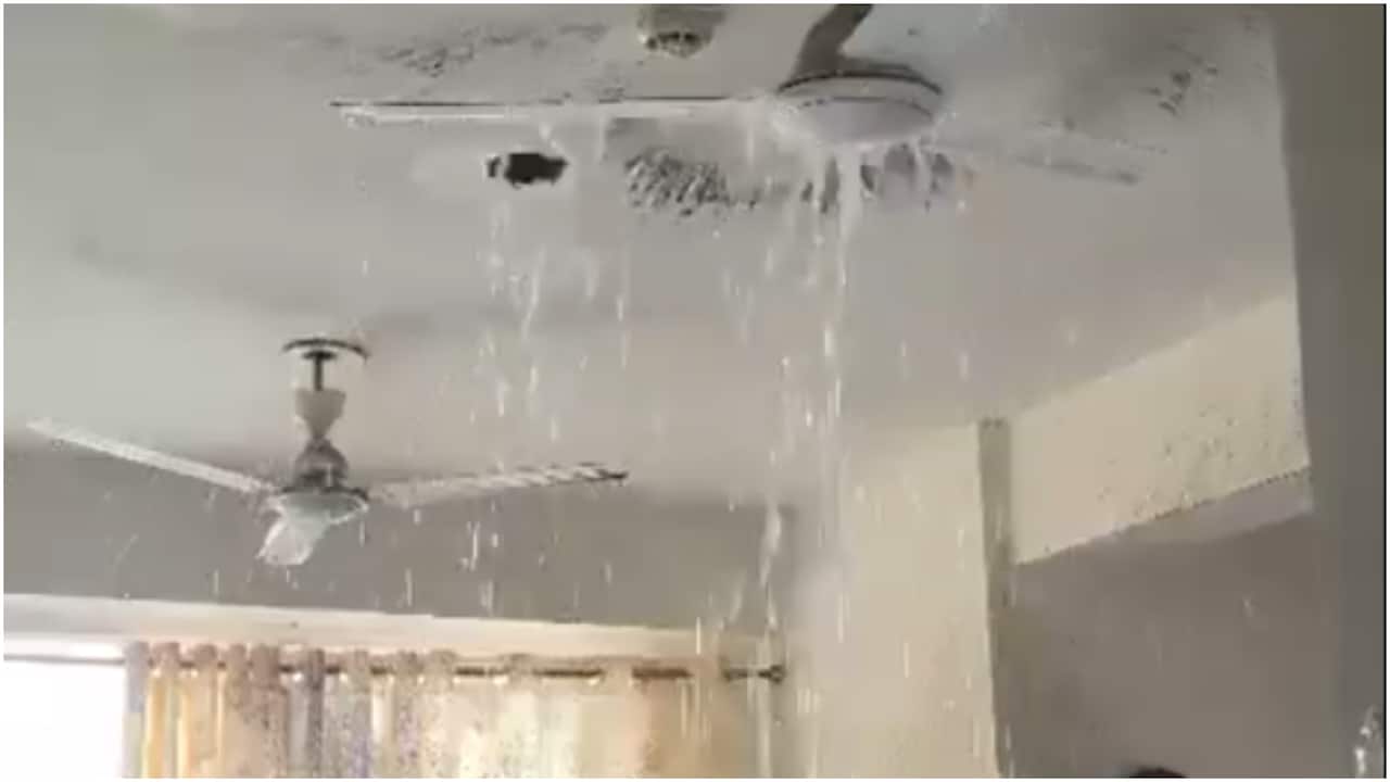 2 करोड़ रुपये के फ्लैट में छत से बह रहा 'झरना', पड़ोसियों ने वीडियो बनाया; बिल्डर को सुनाया; दिल्ली में कराई FIR!