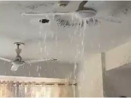 2 करोड़ रुपये के फ्लैट में छत से बह रहा 'झरना', पड़ोसियों ने वीडियो बनाया; बिल्डर को सुनाया; दिल्ली में कराई FIR!